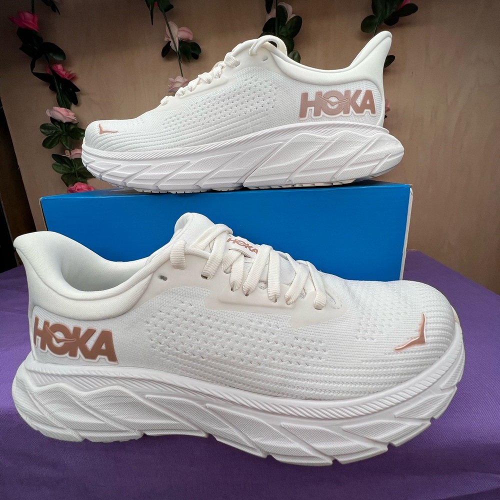Hoka Arahi 7 White & Gold  Athletic Shoes